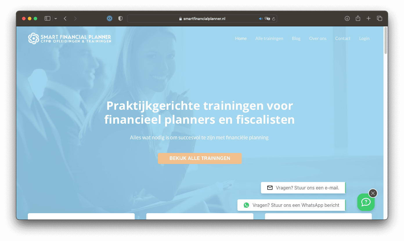 Een webpagina van Smart Financial Planner die praktische training biedt voor financiële planners en belastingspecialisten. De pagina bevat opties om contact op te nemen via e-mail of WhatsApp.