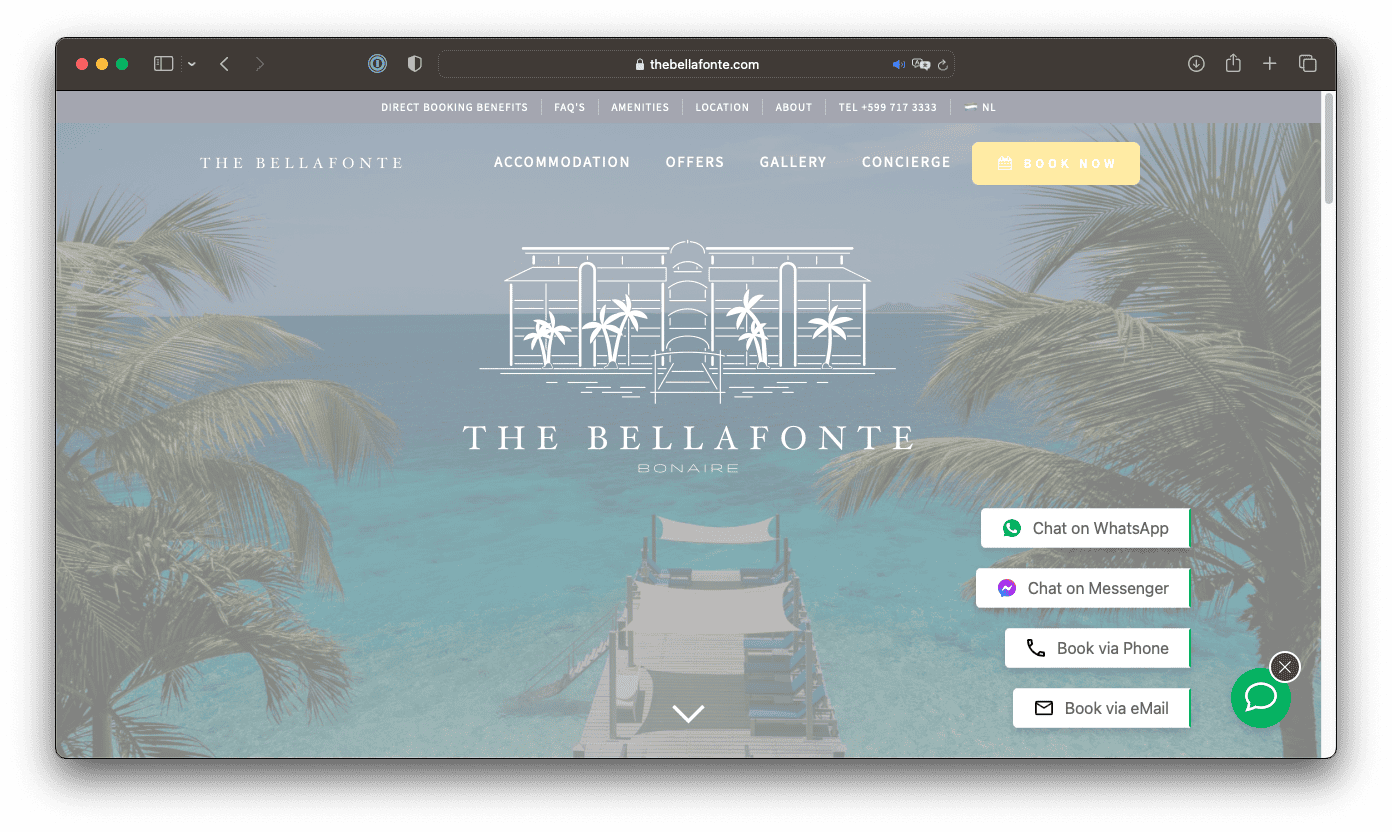 Schermafbeelding van de homepage van The Bellafonte Bonaire met een rustig strandgezicht, boekingsopties via WhatsApp, Messenger, telefoon en e-mail, en een navigatiemenu voor accommodaties, aanbiedingen, galerij en conciërge.