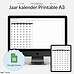 Een computer en tablet tonen een digitale jaarkalender in Google Sheets-formaat. De tekst bovenaan luidt "Jaar kalender Printable A3". Er wordt ook een Google Sheets-pictogram weergegeven.