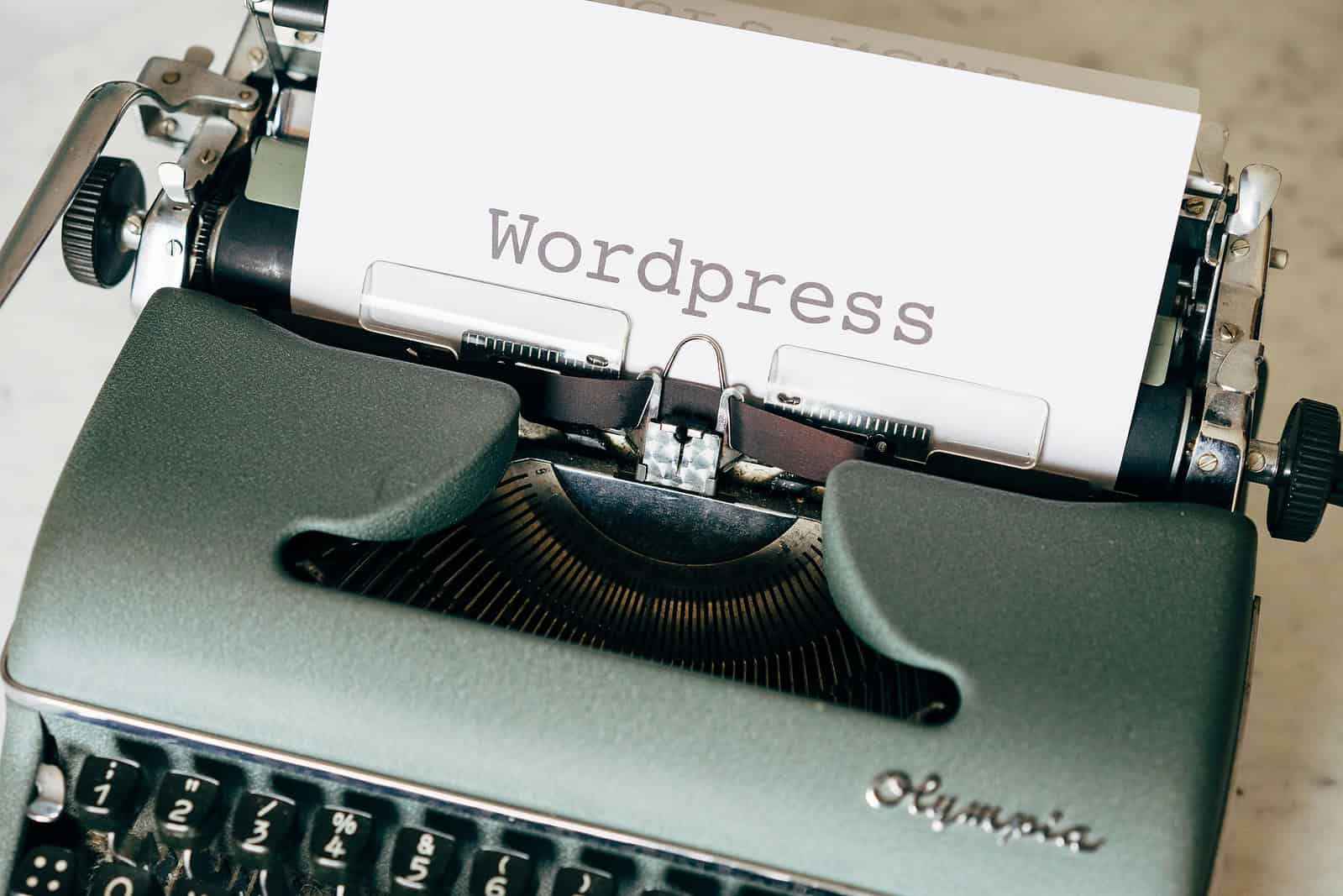 Een groene typemachine met een vel papier met de tekst 'Wordpress' erin.